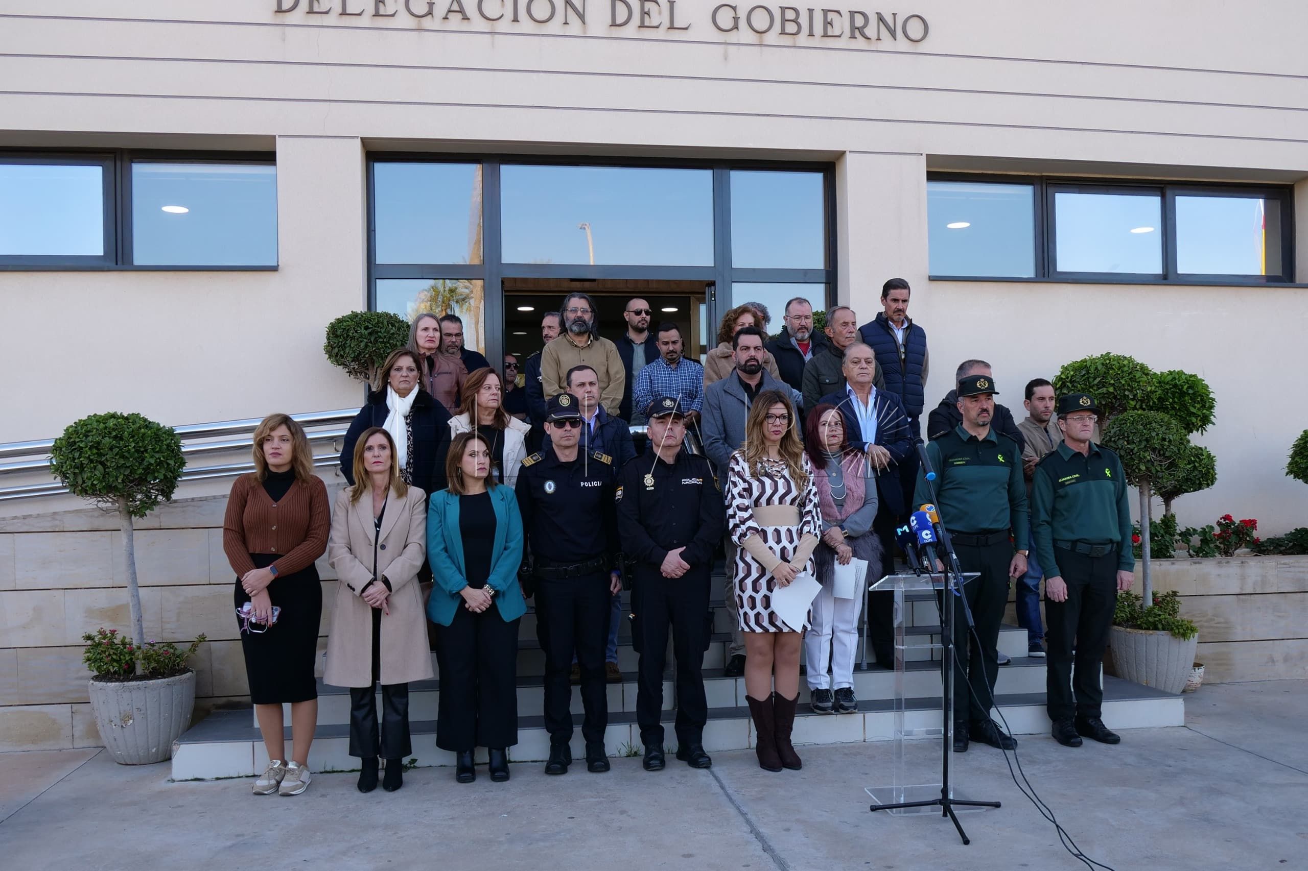 Minuto de silencio en repulsa del asesinato machista de Martha Isabel