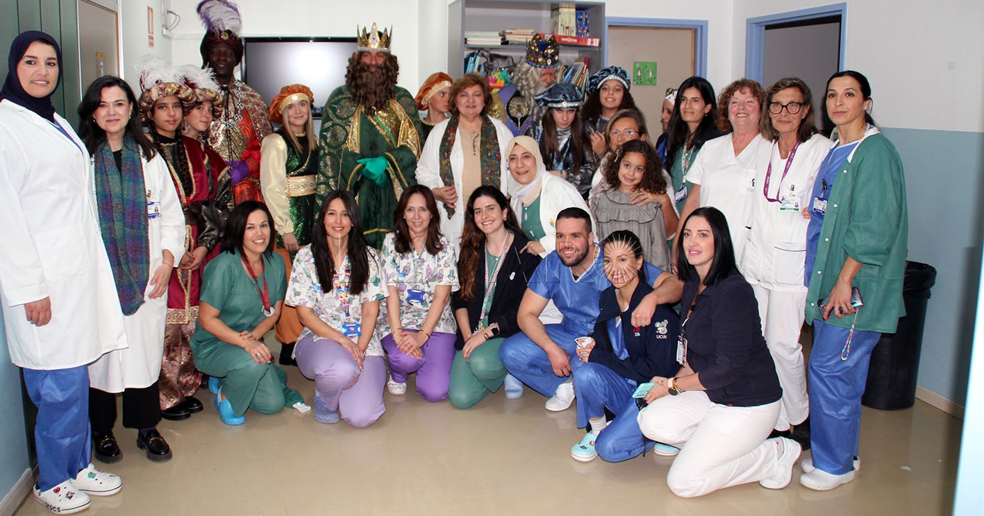 Los Reyes Magos entregan regalos a siete niños en el Hospital Comarcal