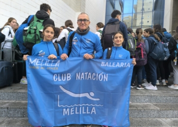 Carlos Herrero, entrenador y director técnico del Club Natación Melilla, junto a las hermanas Martínez Juárez, Noelia y María.