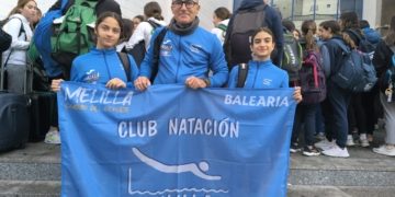 Carlos Herrero, entrenador y director técnico del Club Natación Melilla, junto a las hermanas Martínez Juárez, Noelia y María.