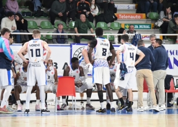 El técnico dando instrucciones a sus jugadores durante el encuentro disputado en Ponferrada.