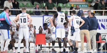 El técnico dando instrucciones a sus jugadores durante el encuentro disputado en Ponferrada.