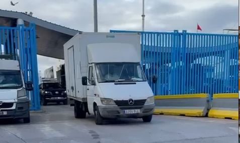 Camión por la aduana comercial