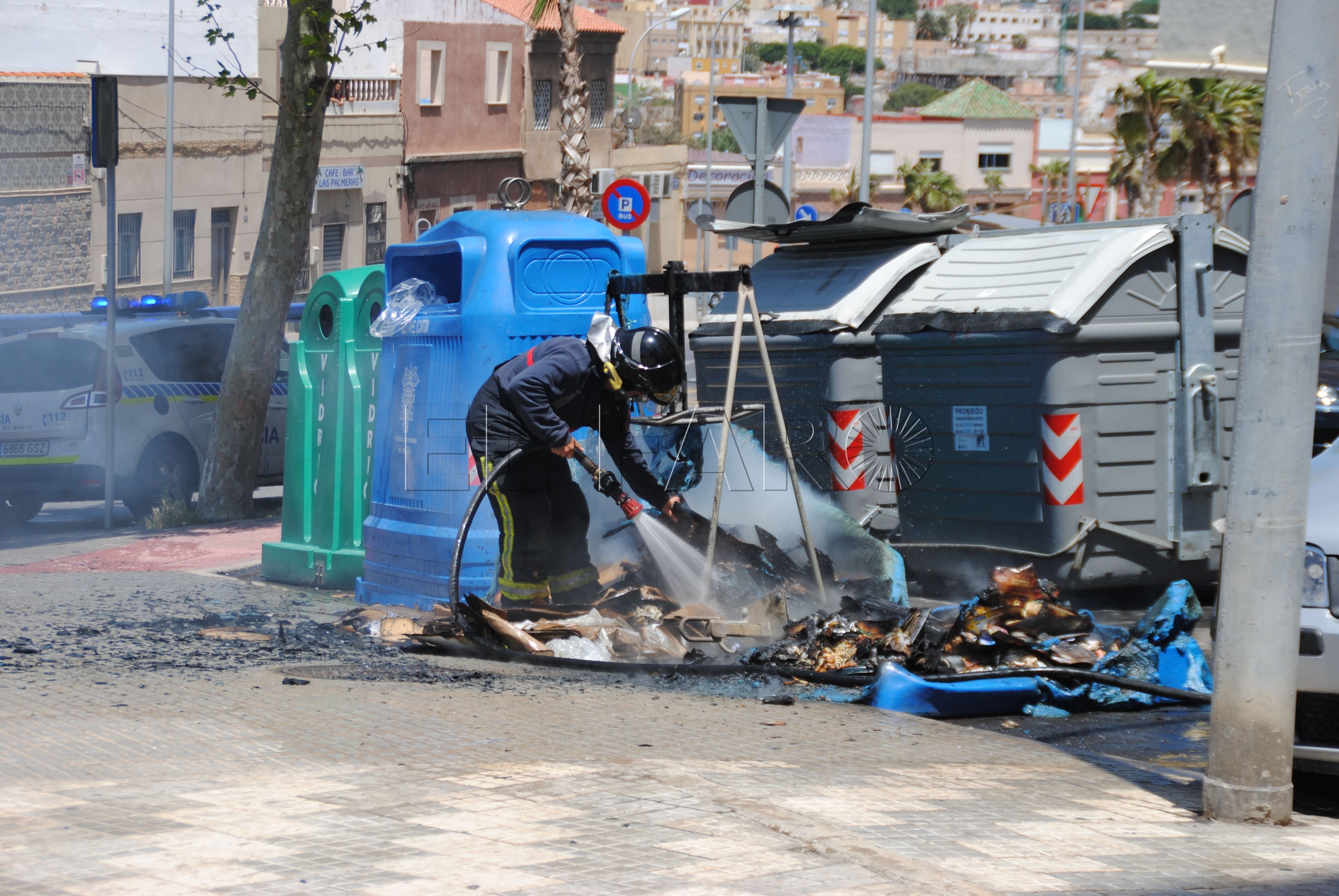 Bombero apagando un fuego