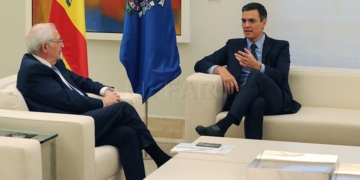 GRAF1633. MADRID, 04/12/2018.- El presidente del Gobierno Pedro Sánchez (d), durante la reunión que mantiene con el presidente de Melilla, Juan José Imbroda (i), esta tarde en el Palacio de la Moncloa, en el marco de su ronda de contactos con dirigentes autonómicos. EFE/ Zipi