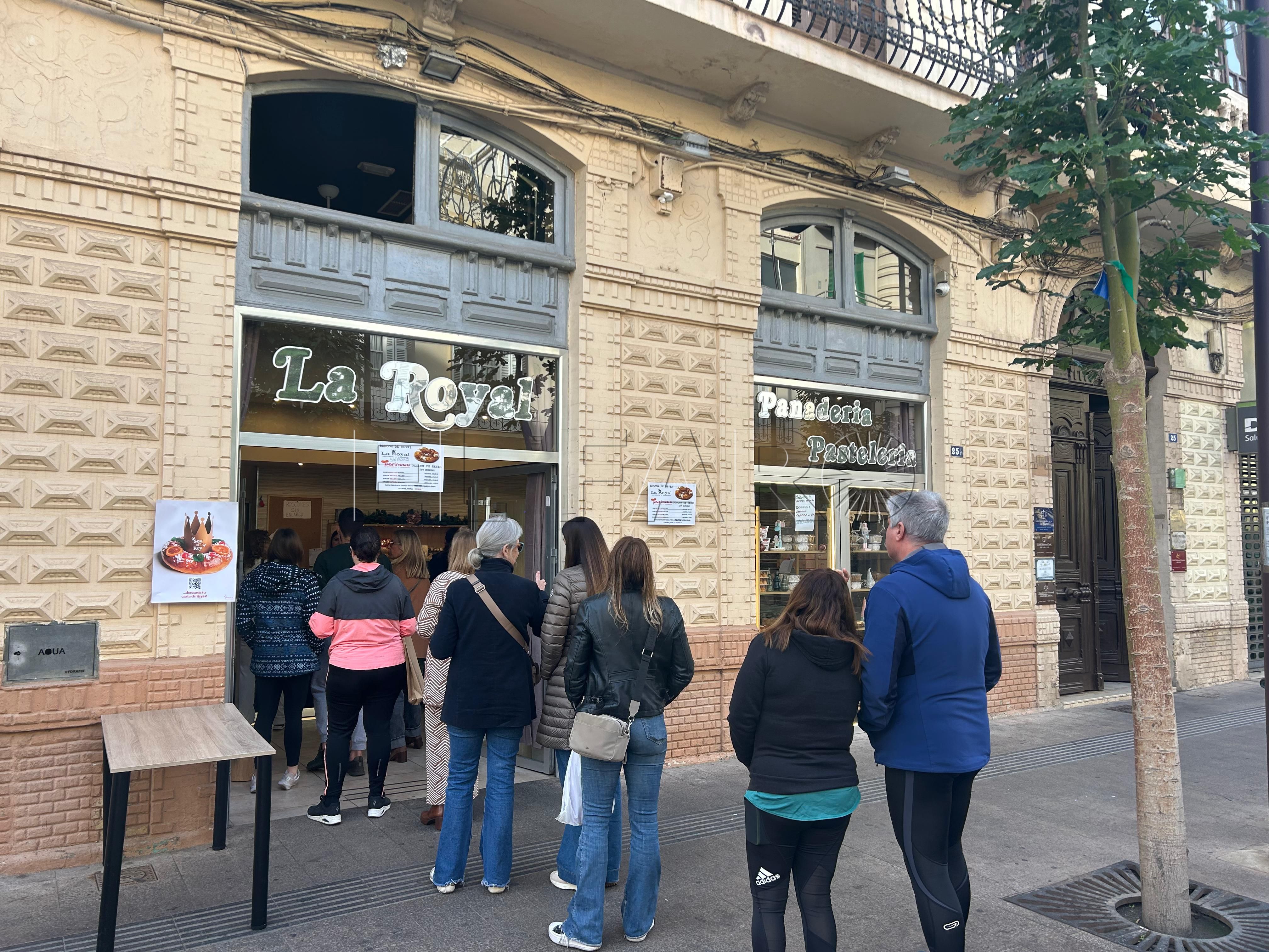 Largas colas en Melilla para comprar el roscón de Reyes