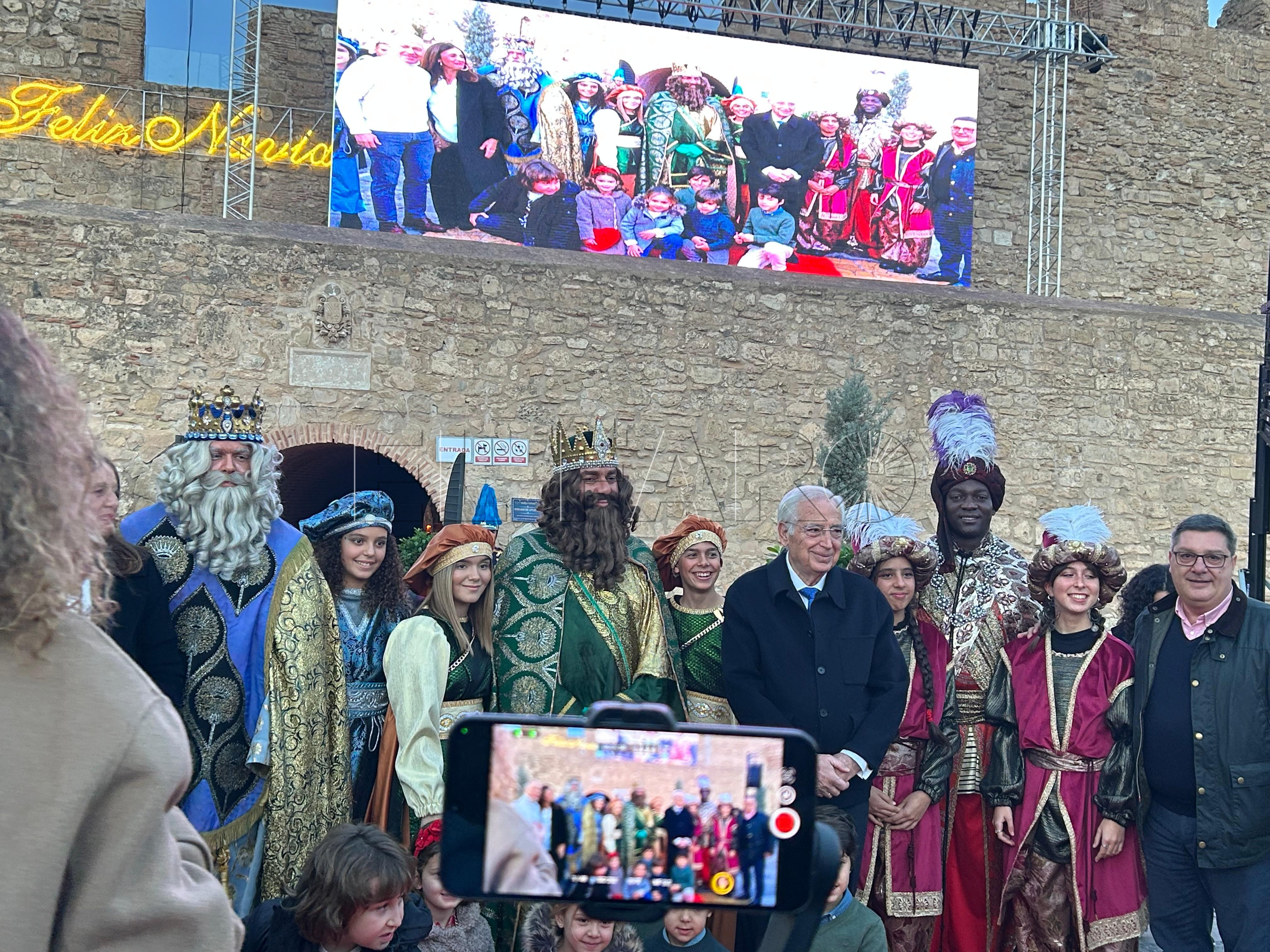 El equipo de Gobierno recibiendo a los Reyes Magos