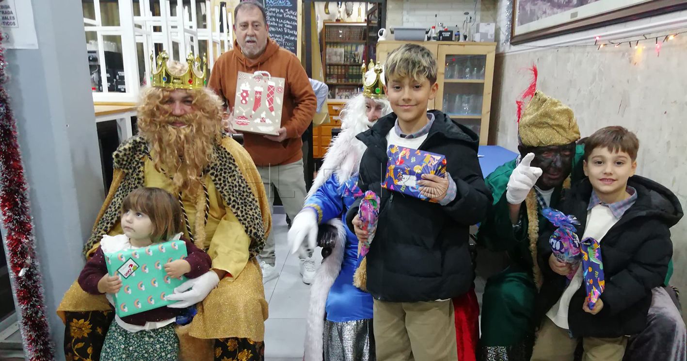 Los Reyes Magos hacen un alto en su camino en el Centro Hijos de Melilla