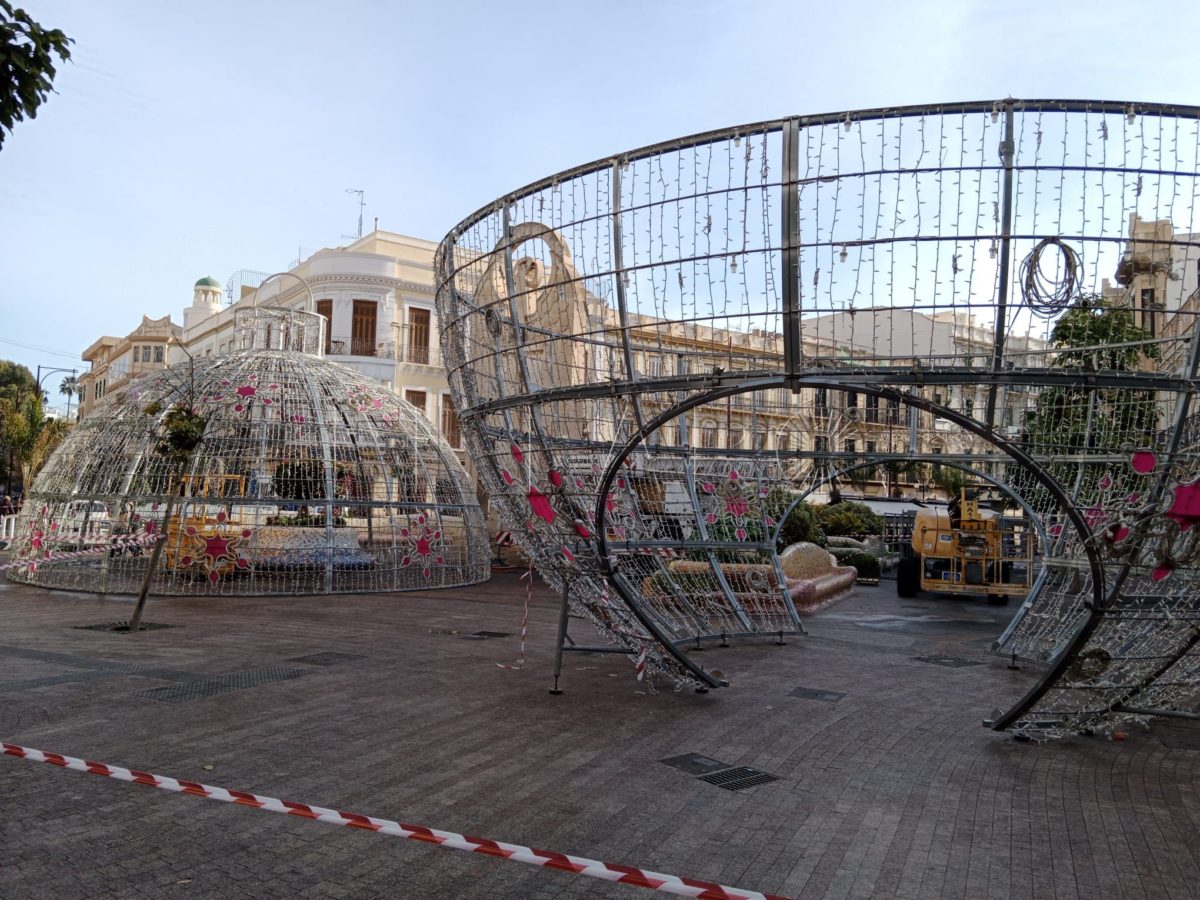 Comienzan en Melilla los trabajos de desmontaje de la decoración navideña