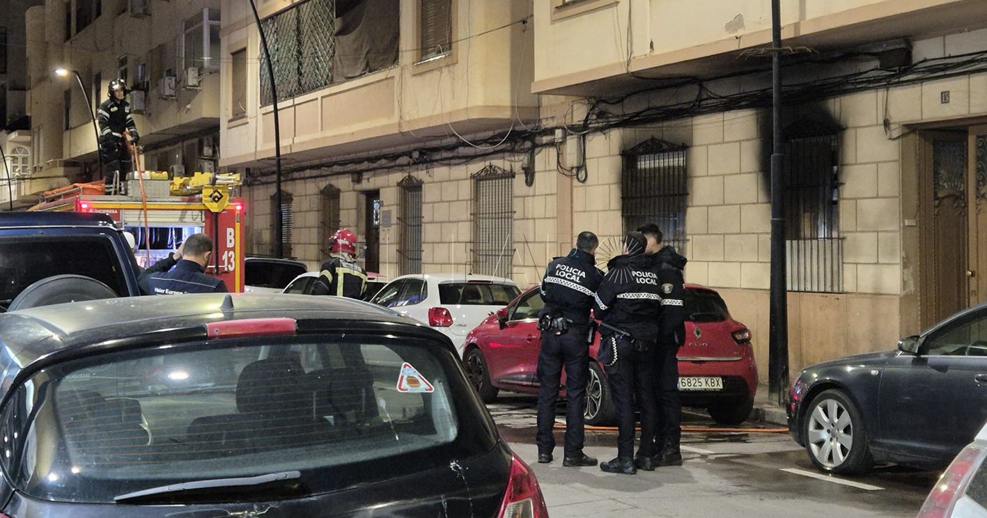 Los Bomberos apagan un incendio en una vivienda de la calle Doctor Juan Ríos