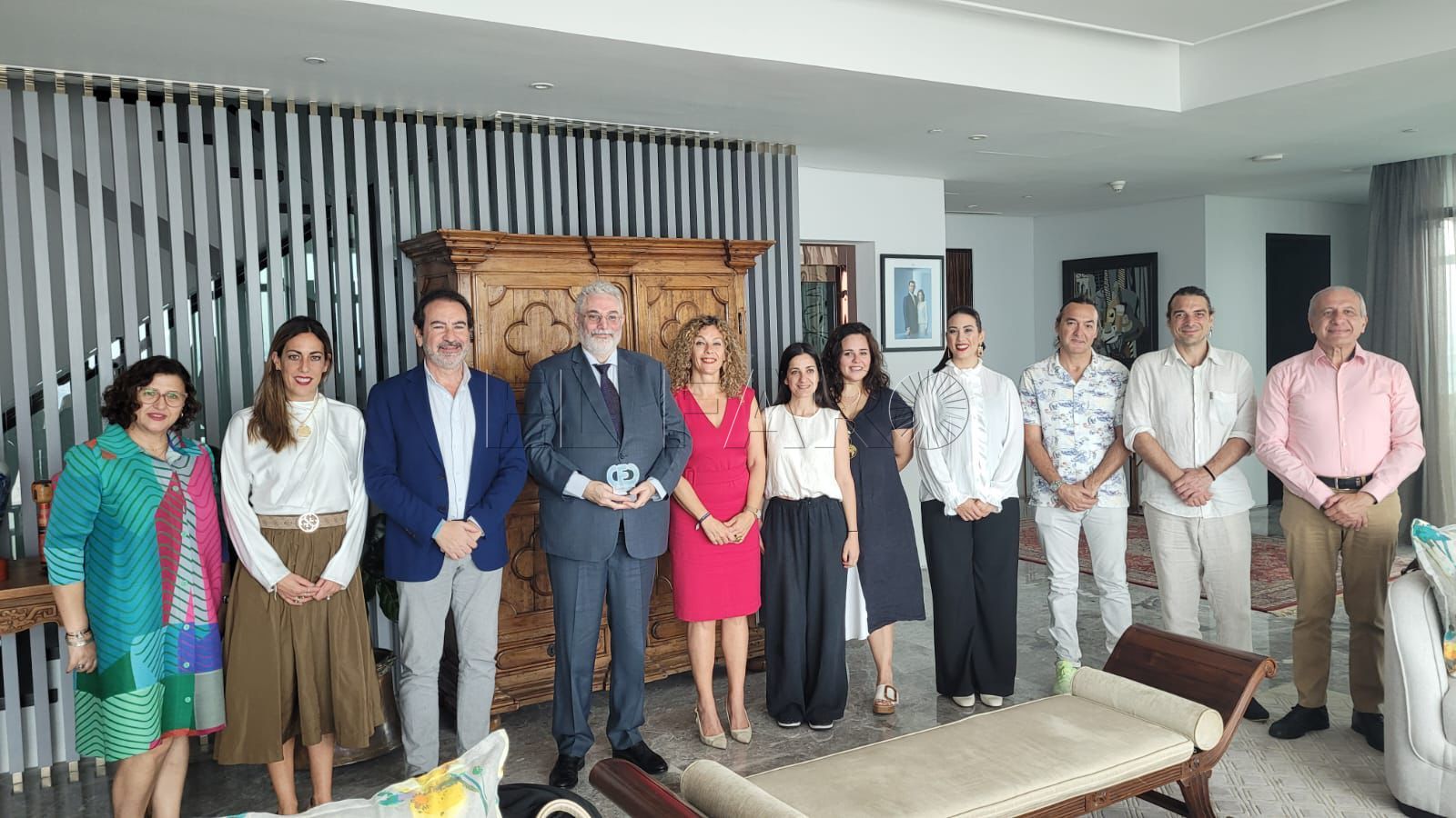 El equipo de Lorquianas en la casa del embajador español