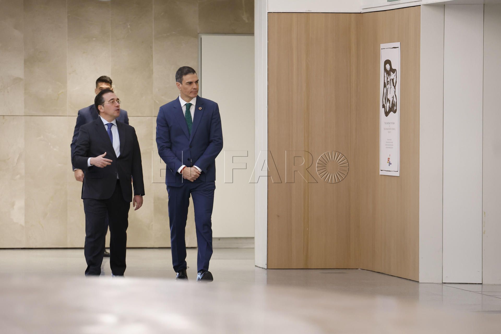 Albares junto a Sánchez