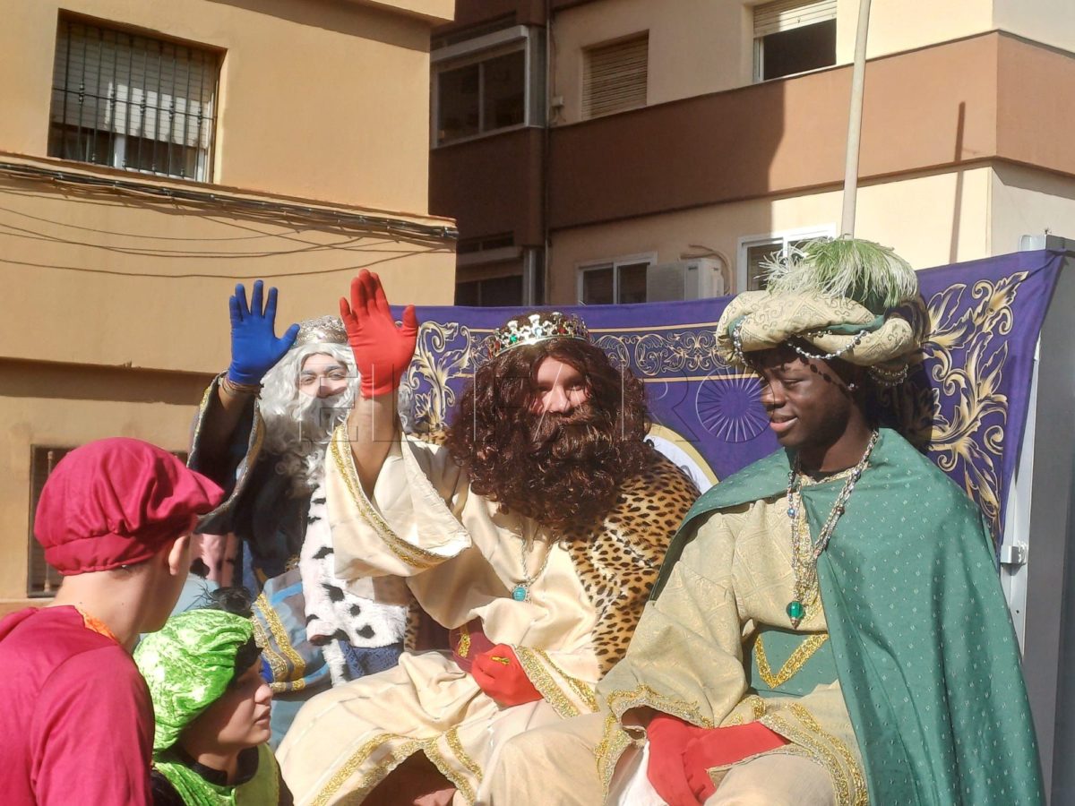 Los Reyes Magos arrancan la jornada repartiendo ilusión por las calles de Melilla