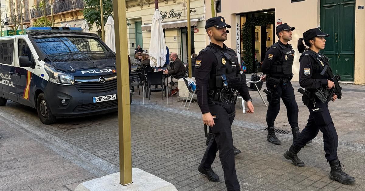 Policías nacionales de patrulla en el centro