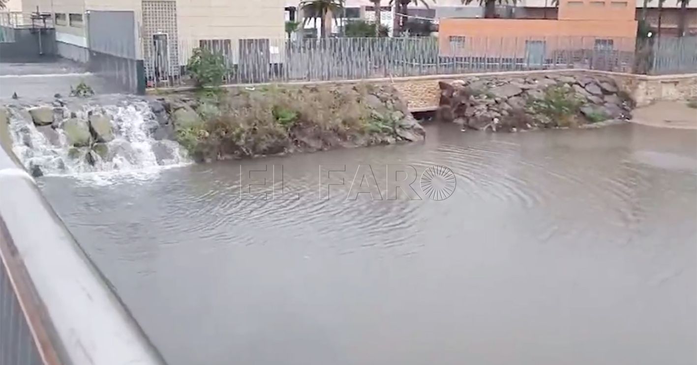 Ventura acusa a Azmani de "enmierdar" con los vertidos al Río de Oro
