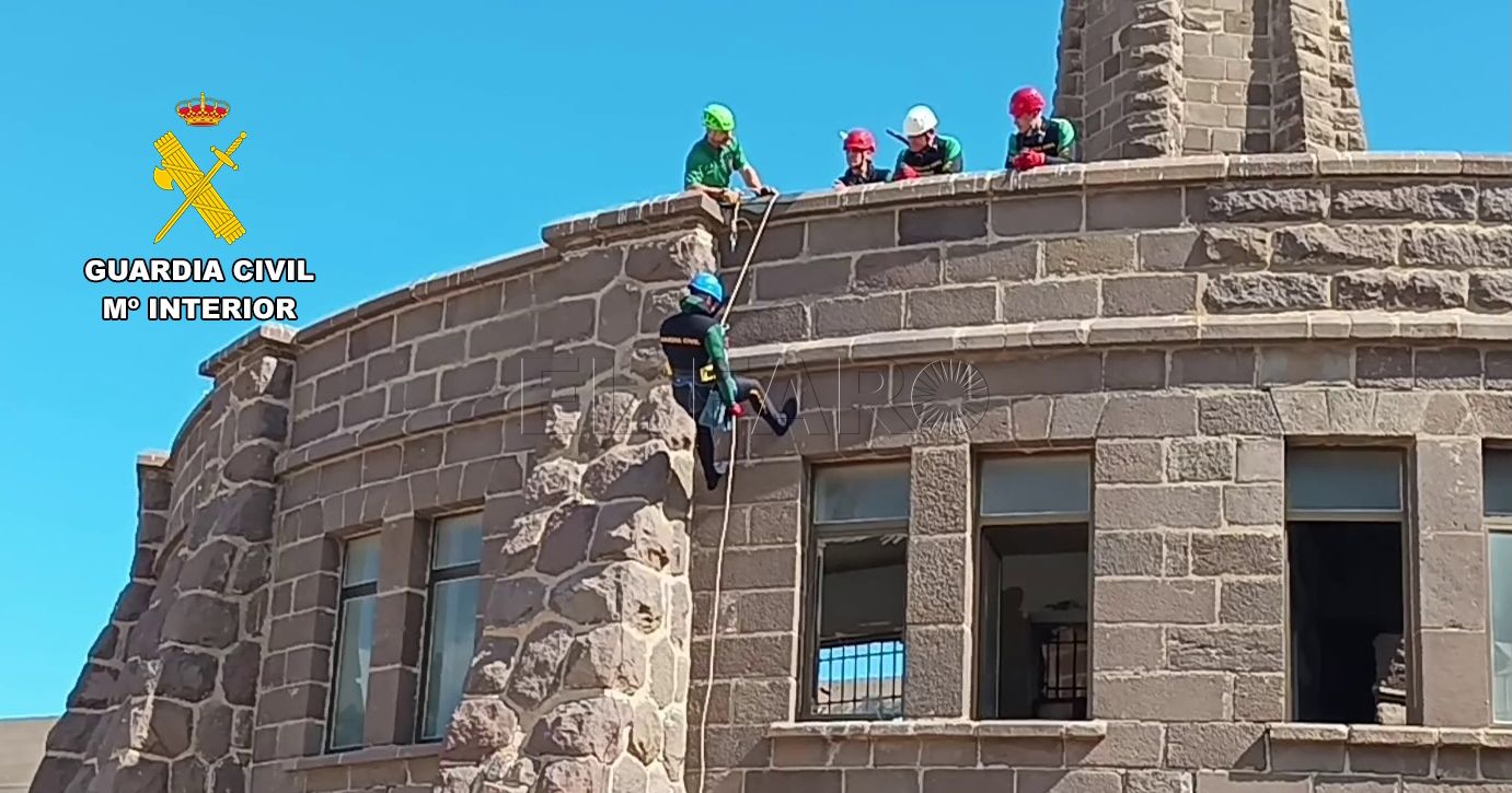 Rápel, escalada y rescate en el mar por parte de la Guardia Civil