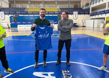 Rafa Torreblanca, presidente del club, entregó al consejero una camiseta con su nombre a la espalda.