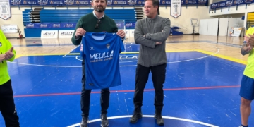 Rafa Torreblanca, presidente del club, entregó al consejero una camiseta con su nombre a la espalda.
