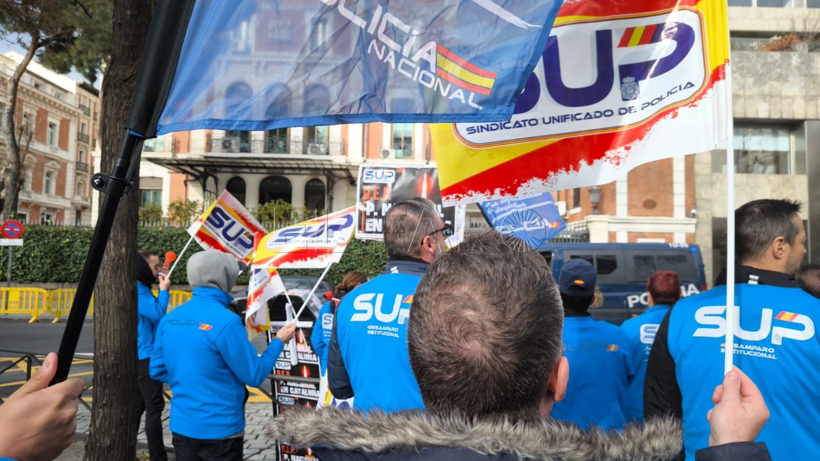 La Policía Nacional protesta frente al Ministerio del Interior aprovechando la visita de un comisario europeo