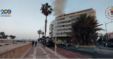 La rápida intervención policial evita la propagación del incendio de una vivienda del Paseo Marítimo