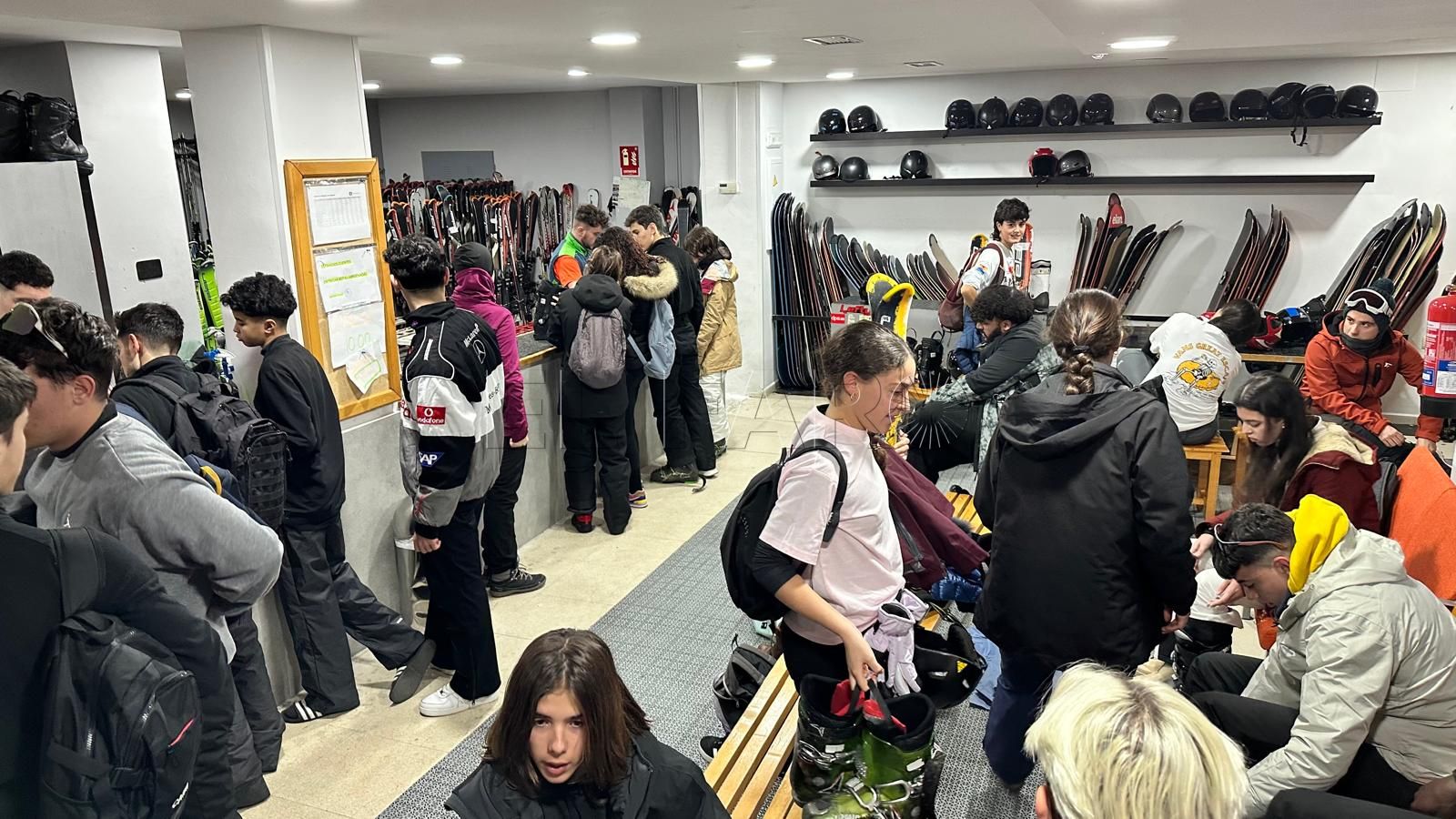 Jóvenes melillenses aprenden a esquiar