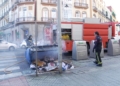 Bomberos apagando el incendio en un contenedor