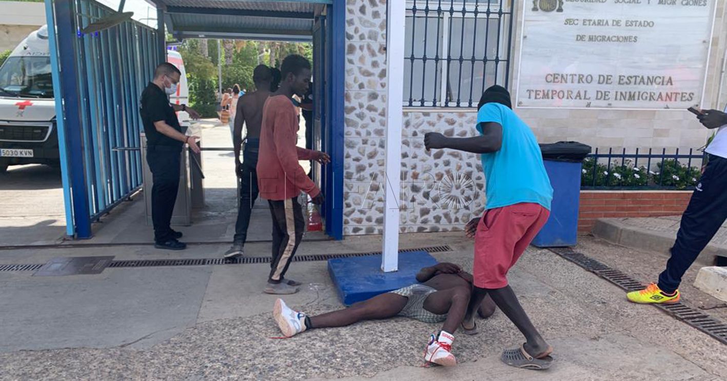 Migrantes en la puerta del CETI