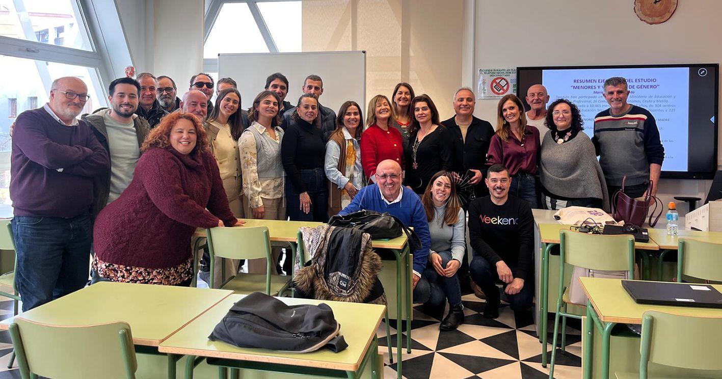 Segura imparte una sesión formativa contra la violencia de género al claustro del CEPA ‘Carmen Conde Abellán’