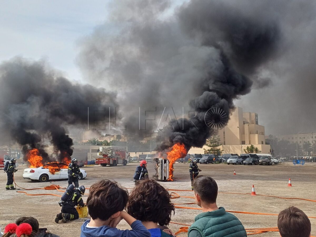 Los Bomberos de Melilla muestran su arrojo en una exhibición de rescates
