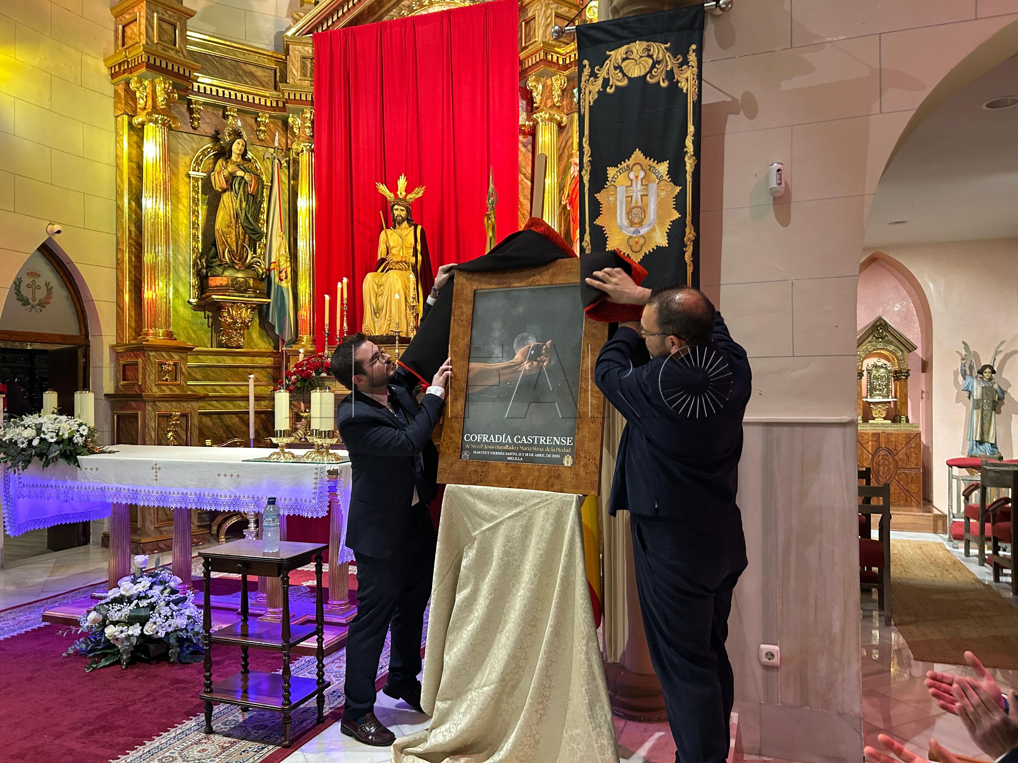 Momento de descubrir el cartel