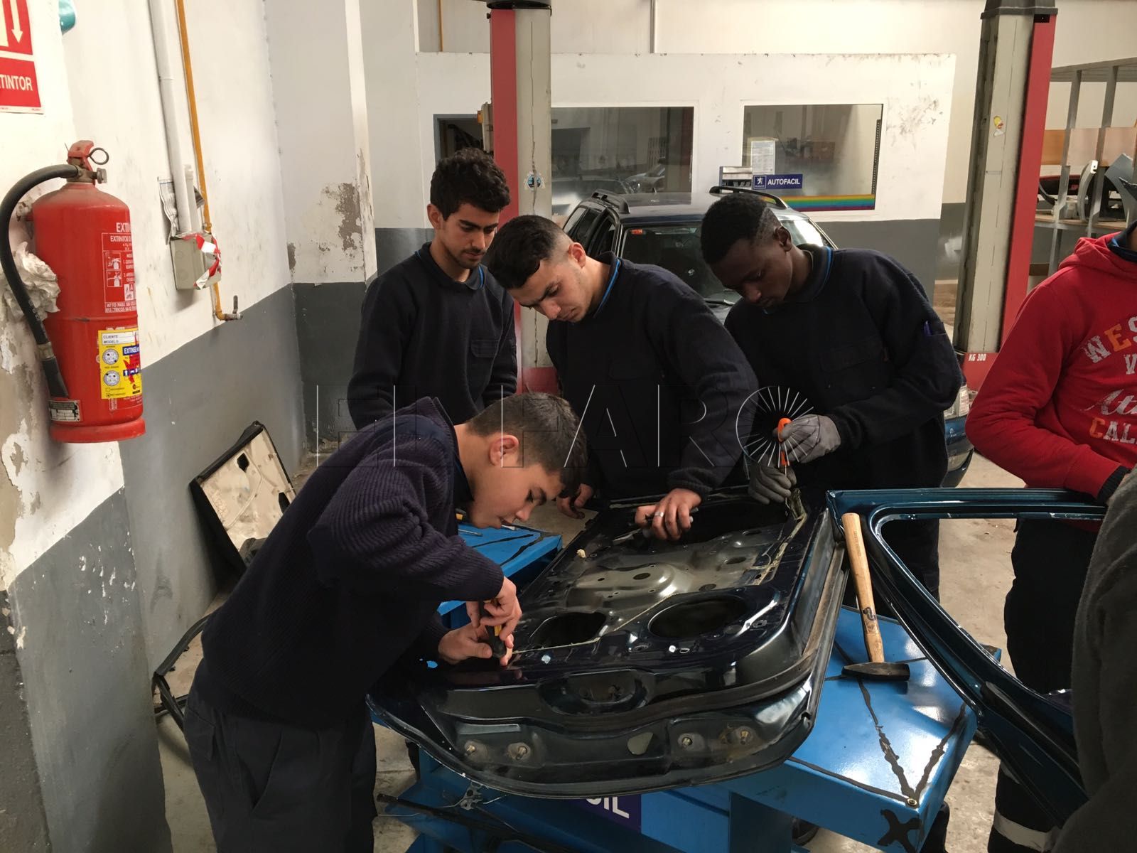 Menores migrantes aprenden mecánica de coches