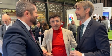 Fernández Bonnemaison, junto al presidente de ADESP, José Hidalgo, y a Ángel Guerrero.
