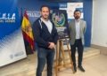 Javi Leiva, responsable de Olimpic Box, entidad colaboradora del evento, junto al cartel del mismo y del consejero de Deportes, Miguel Ángel Fernández Bonnemaison.