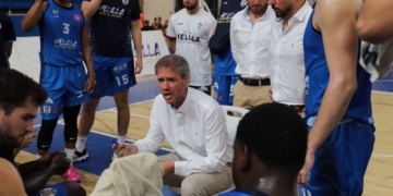 Mikel Garitaonandia dando instrucciones a sus jugadores durante uno de los encuentros de la presente temporada.
