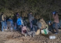 Migrantes en la puerta del CETI