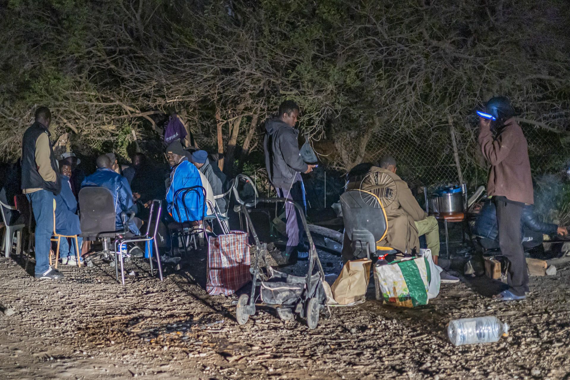 Migrantes en la puerta del CETI