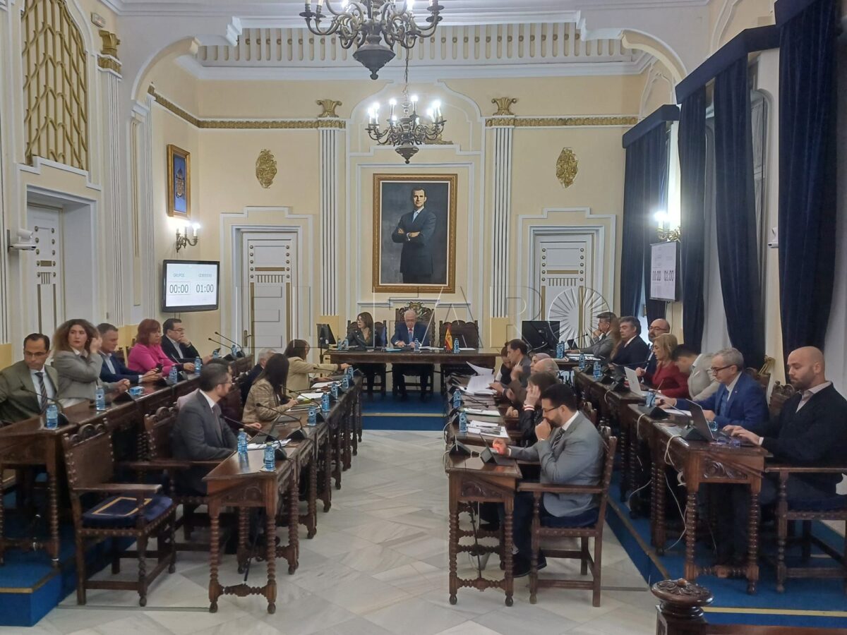 CpM pide la dimisión de Imbroda tras un pleno de control bronco