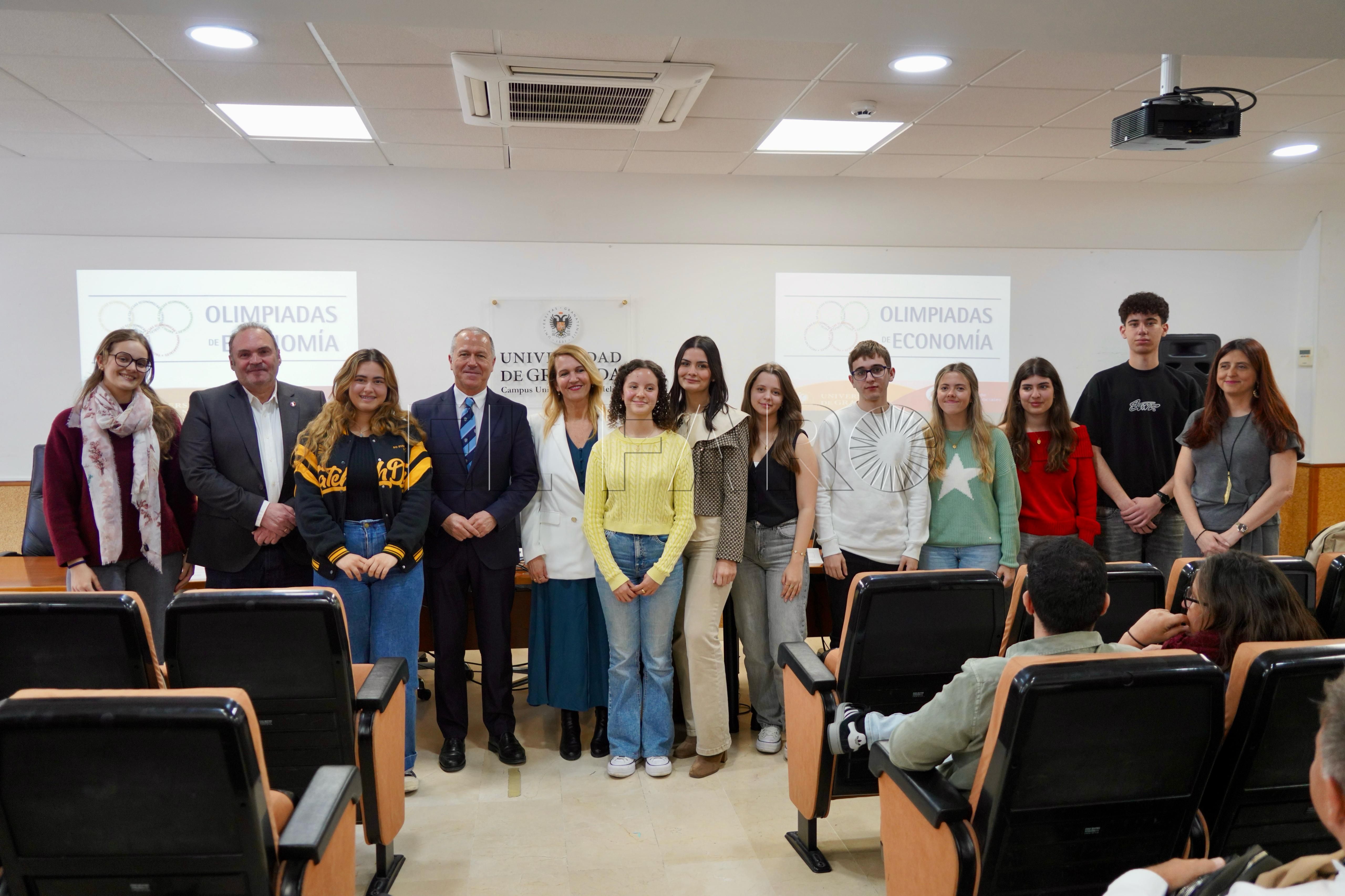 Lina El Hadi, Aitana Moreno y Martina Benítez, ganadoras en la fase local de la Olimpiada de Economía