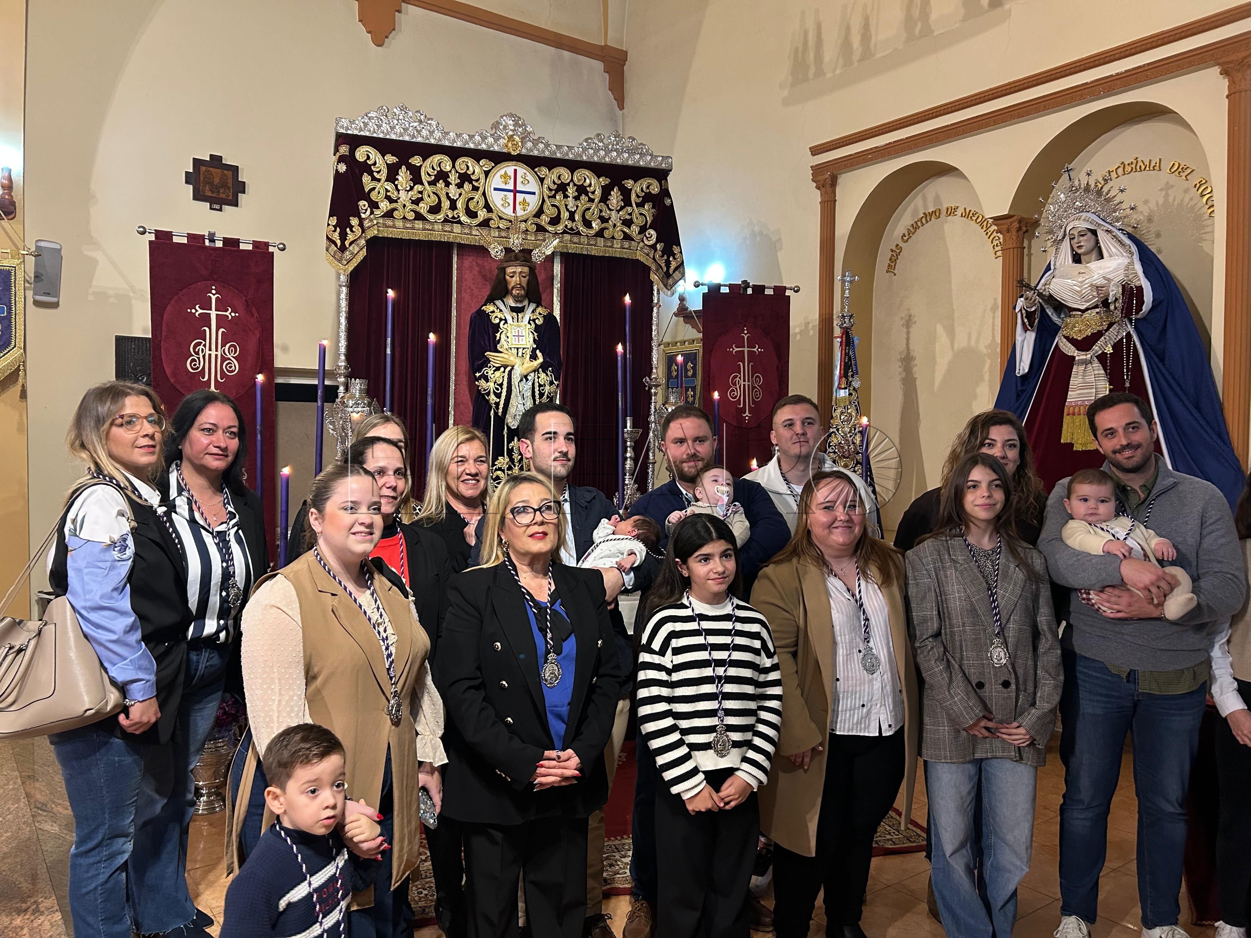 Imposición de medallas a los nuevos miembros de la Hermandad del Rocío