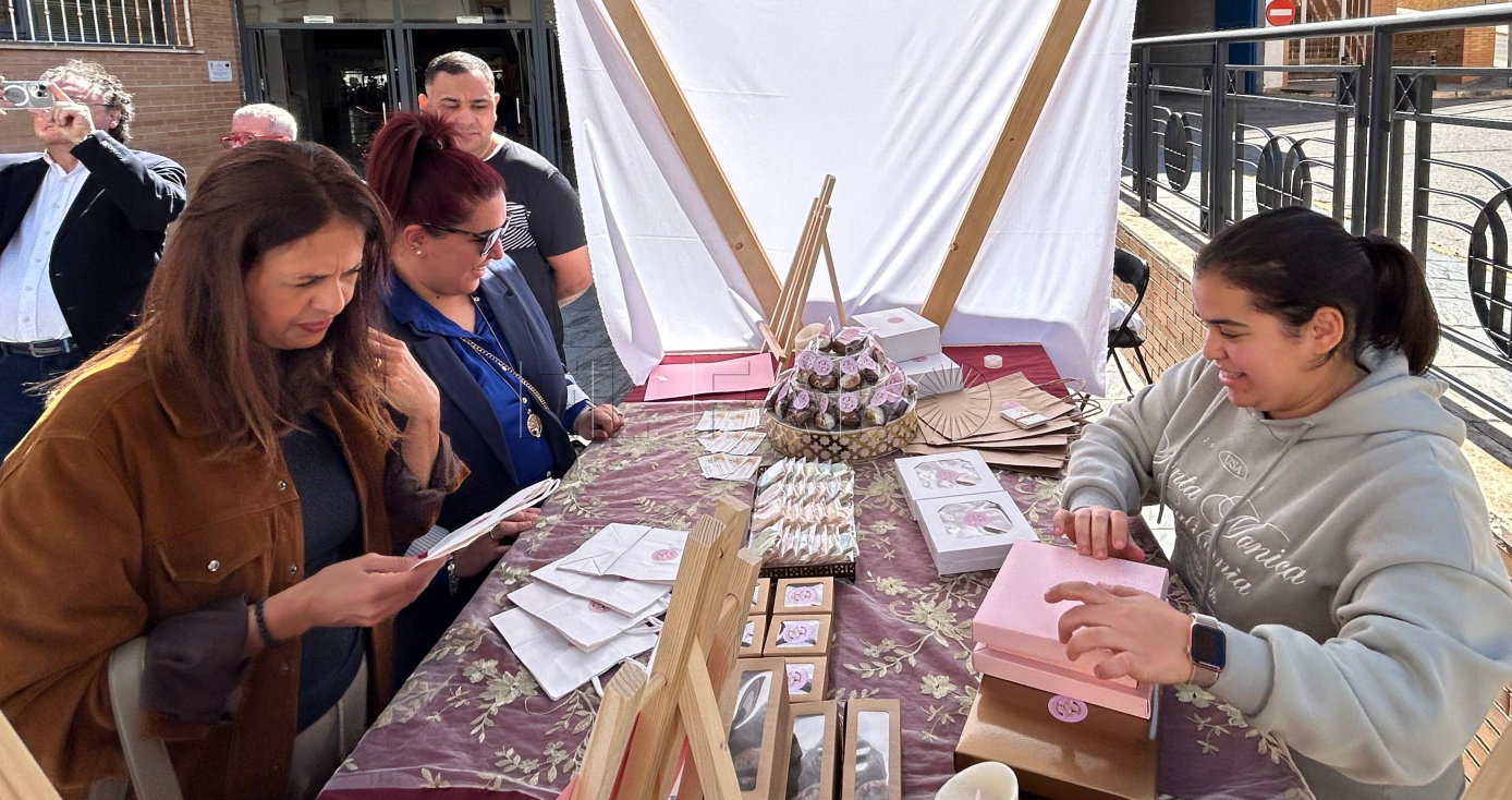 Más de 15 comercios se instalan en la parte trasera del Mercado Central por el Ramadán