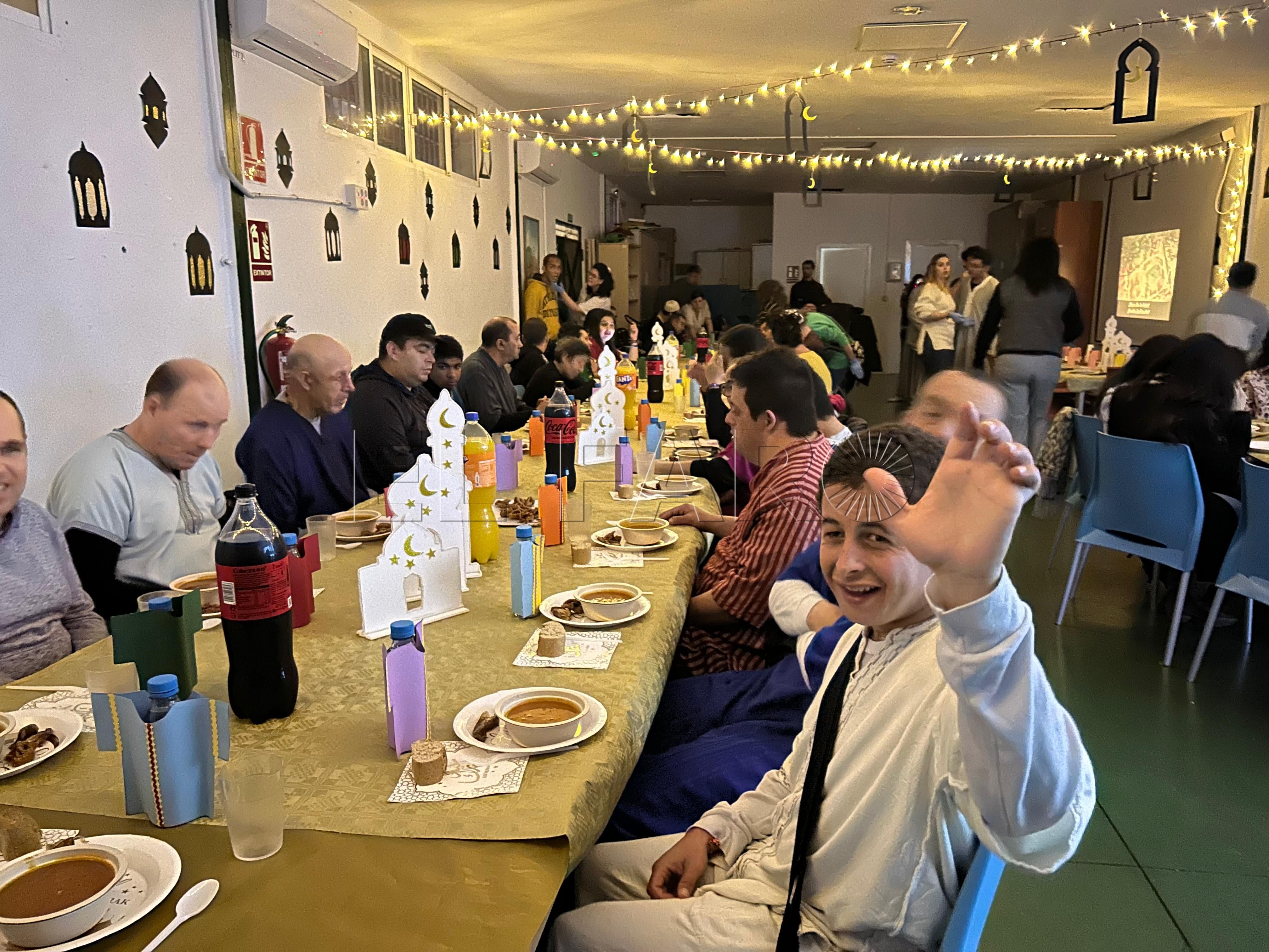 Más de 50 personas en la ruptura del ayuno en el Centro Gámez Morón