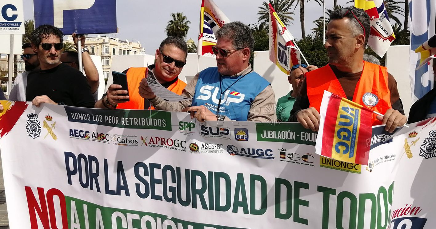 Policías y guardias civiles claman contra la cesión del control de la inmigración y la frontera en Cataluña a los Mossos d'Esquadra