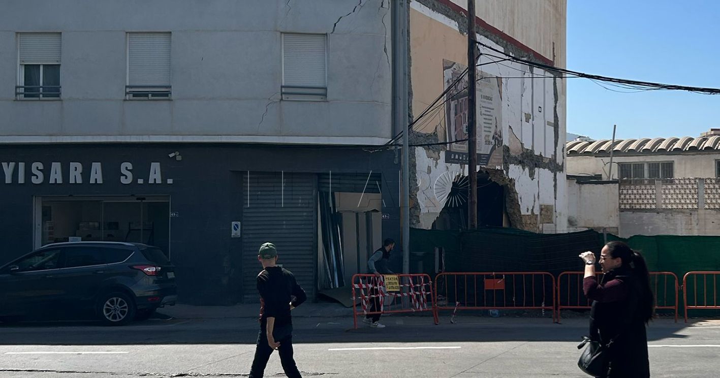 "El trabajador de la otra obra le dio con la pala de la excavadora a la pared del edificio, hizo un agujero enorme y empezó a agrietarse la fachada"