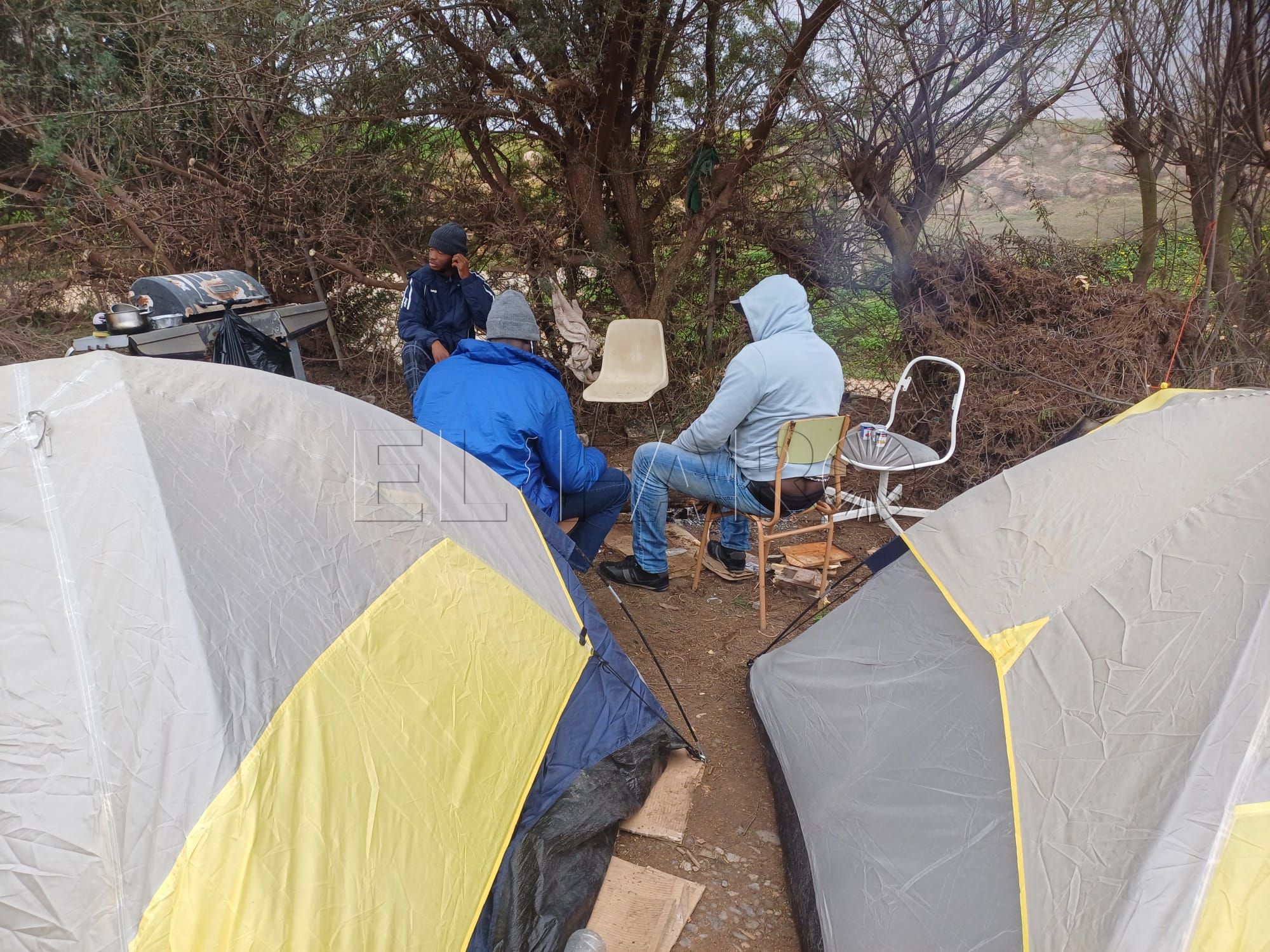 Migrantes acampados fuera del CETI