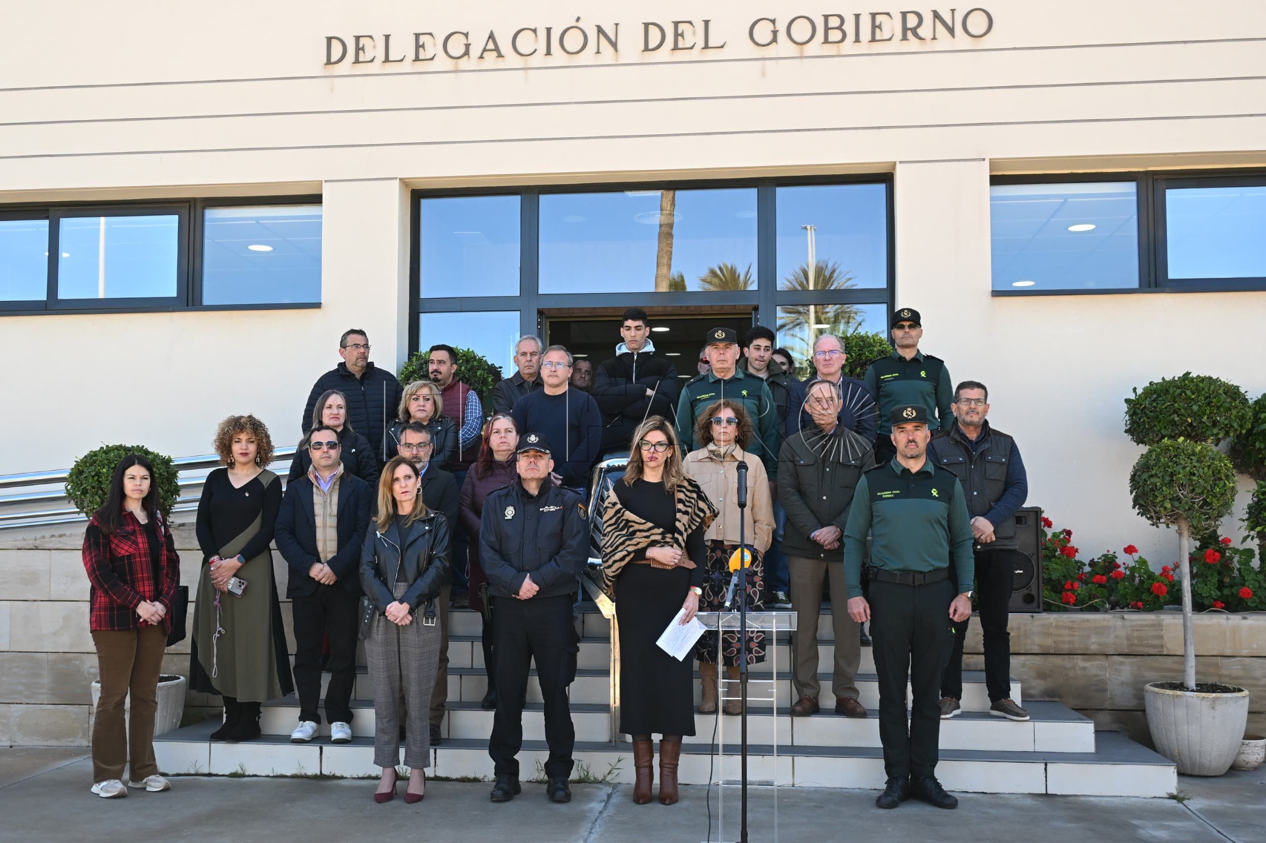 La Delegación del Gobierno, durante el minuto de silencio en repulsa a los asesinatos machistas contra Andrea y Juana