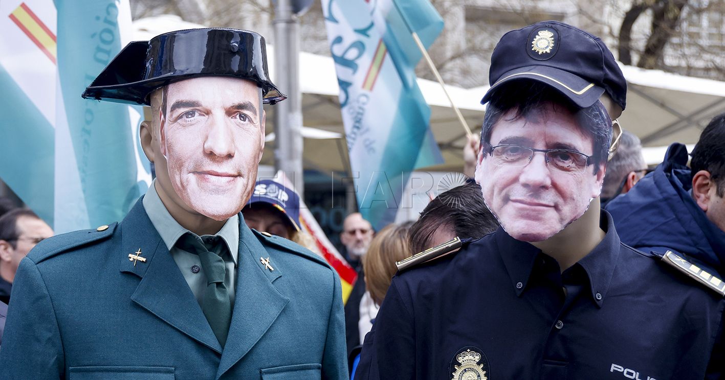 MADRID, 12/03/2025.- Una decena de sindicatos policiales y asociaciones de guardias civiles se concentran a las puertas del Congreso, para protestar por el acuerdo del PSOE con Junts en materia migratoria, este miÈrcoles. EFE/ Blanca Millez