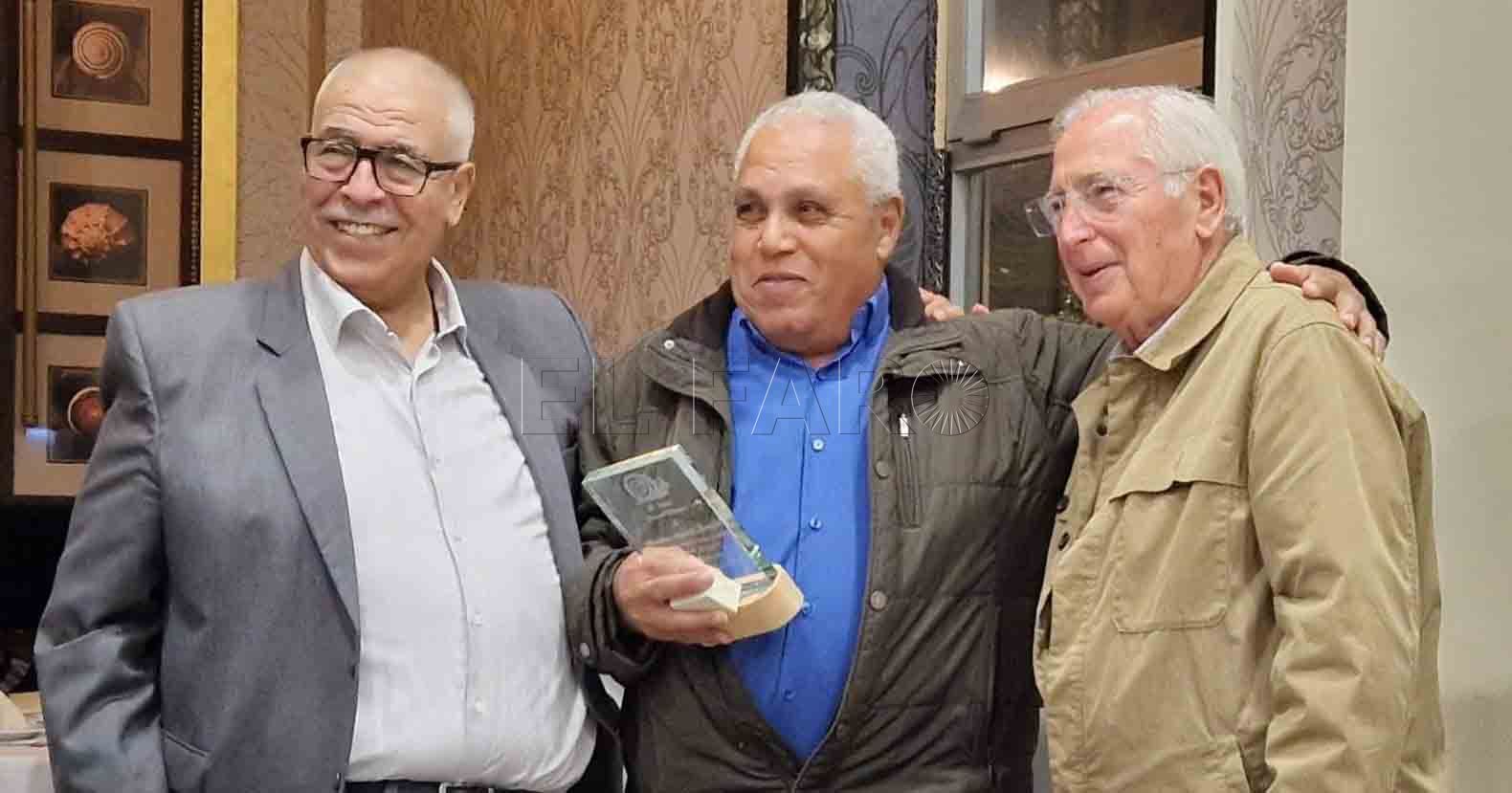 El homenajeado junto a Imbroda y Amaruch