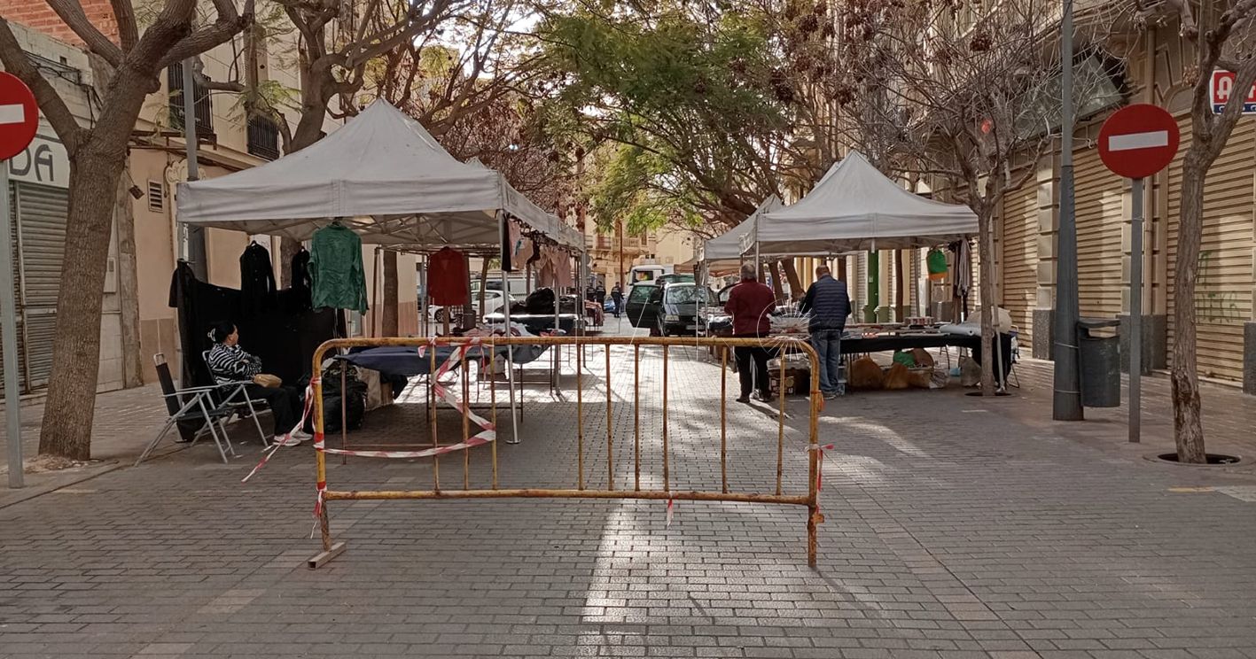 El final del Ramadán deja casi sin puestos el mercadillo de García Cabrelles
