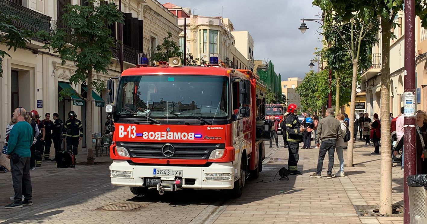El incendio del cuadro eléctrico de un edificio provoca una gran humareda en la calle General Prim