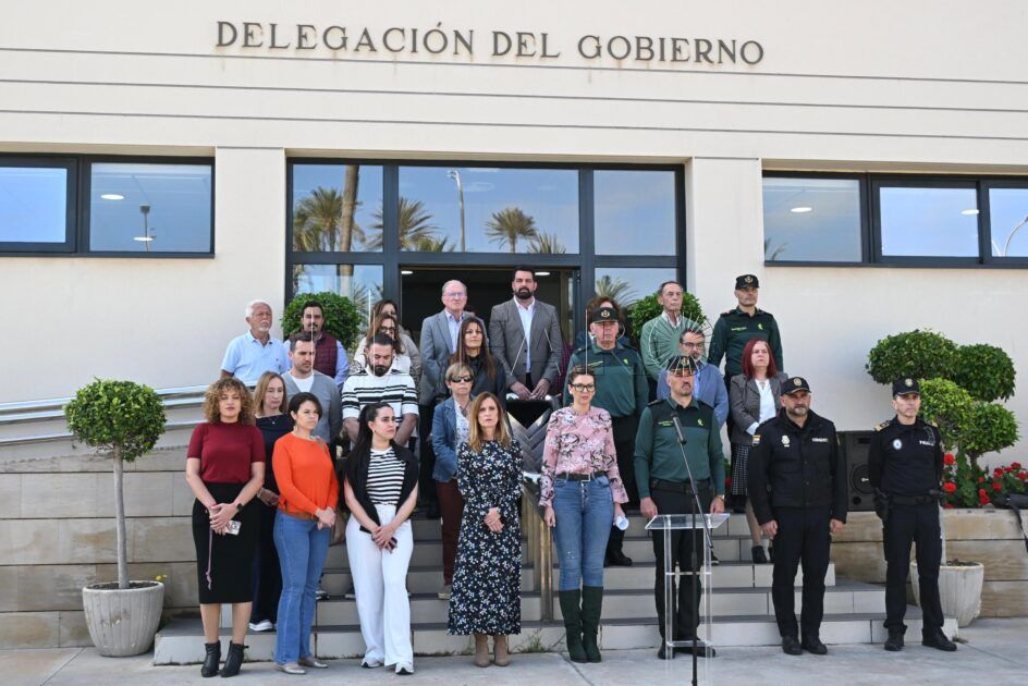 La Delegación del Gobierno guarda un minuto de silencio por la mujer asesinada en Ourense